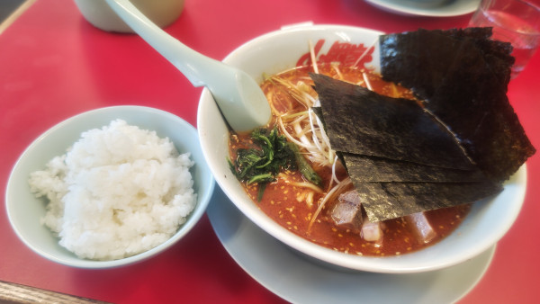 「辛味噌ネギラーメン激辛　半ライス　クーポン海苔」@ラーメン山岡家 青梅店の写真