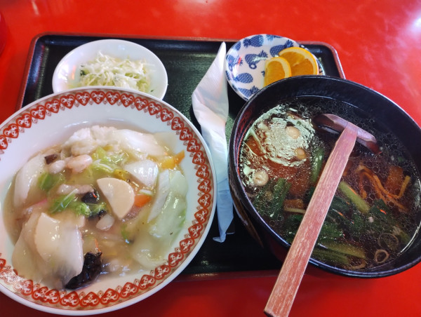 「満腹セット(半中華丼、正油ラーメン)」@中華料理 春囍の写真