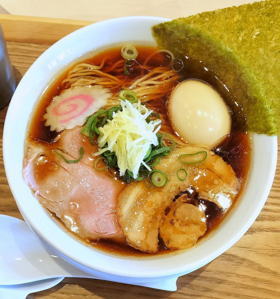 「熟成醤油生姜らぁ麺 950円+濃厚味玉 150円」@らぁ麺 ほたるの写真