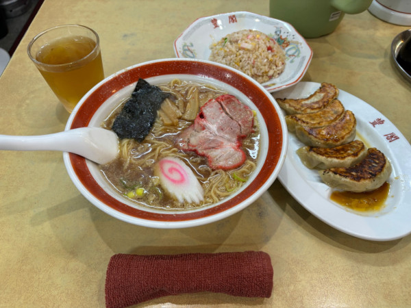 「ラーメン半チャーハンセット950円　餃子450円」@豊閣の写真