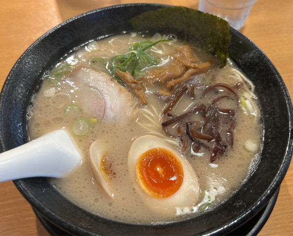 「味玉入りラーメン＋替玉（1玉無料）」@九州らーめん 學金の写真