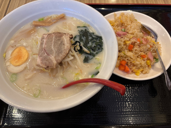 「とんこつらーめん➕半チャーハン」@横浜中華 華星 昭島店の写真