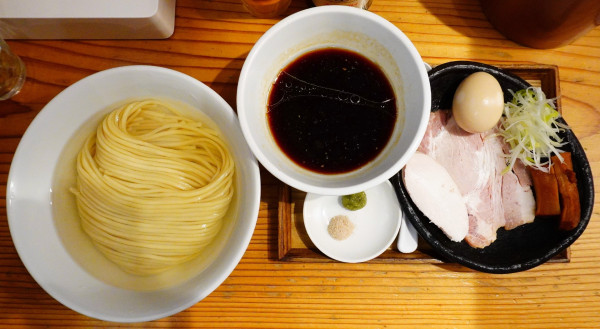「つけ麺 200g 醤油＋味玉＋藻塩＆わさび＋瓶ビール」@麺屋鈴春の写真