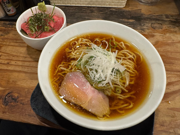「醤油ラーメン 本まぐろ丼セット　1350円」@らーめん 一空の写真