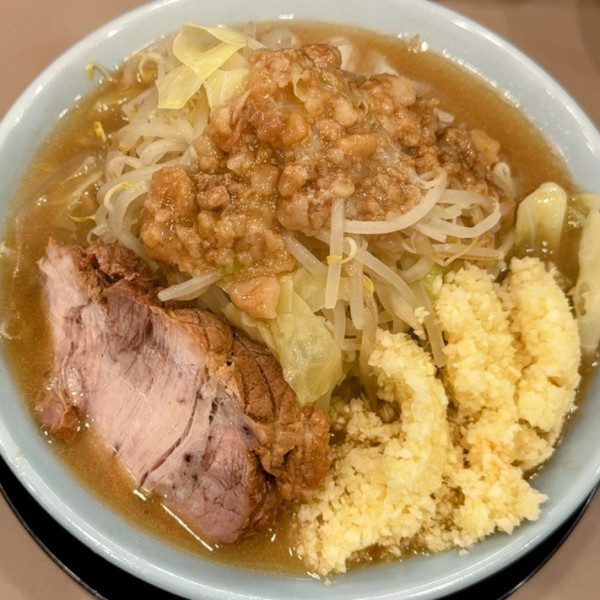 「ラーメン（300g）全マシ1,050円＋生卵100円」@俺の生きる道  水戸駅らー麺街道店の写真