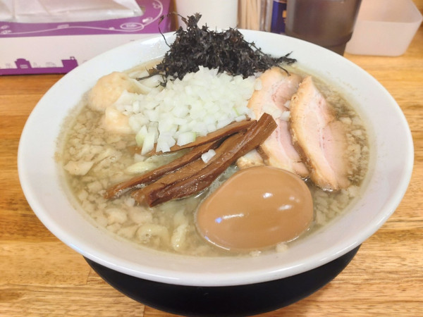 「背脂煮干しらー麺大盛＋味玉＋ワンタン」@麺屋 つるるの写真
