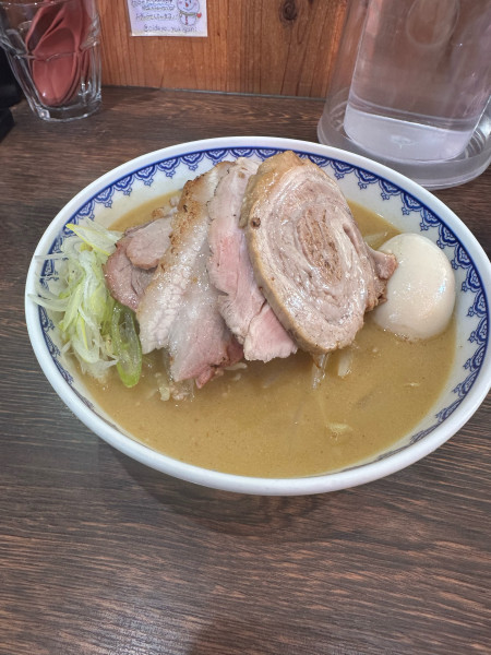 「味噌ラーメンチャーシュー全のせ味玉」@味噌ラーメン 雪ぐにの写真