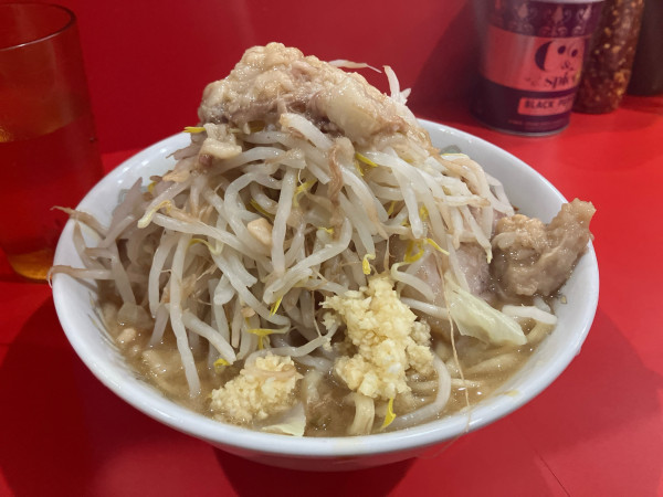 「小ラーメン豚マシヤサイニンニクアブラ」@ラーメン二郎 朝倉街道駅前店の写真