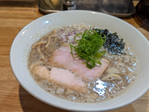 「夜営業限定　背脂煮干しラーメン」@RAMEN TOMOの写真