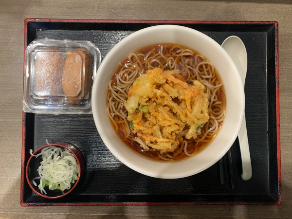 「かき揚げそば（温）＋いなり（2個）」@いろり庵きらく ペリエ津田沼店の写真