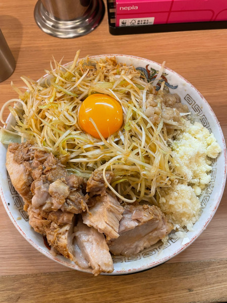 「汁なし＋豚まし＋ネギ＋粉チーズ」@豚山 栄店の写真