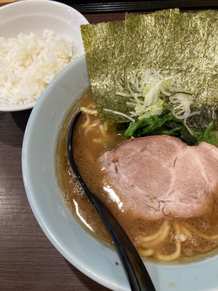 「ラーメン、半ライス」@横浜家系らーめん侍 渋谷本店の写真