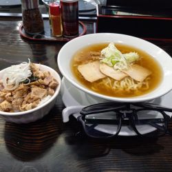 醤油らぁ麵(中太ちぢれ麵)850円・ミニチャーシュー丼300円