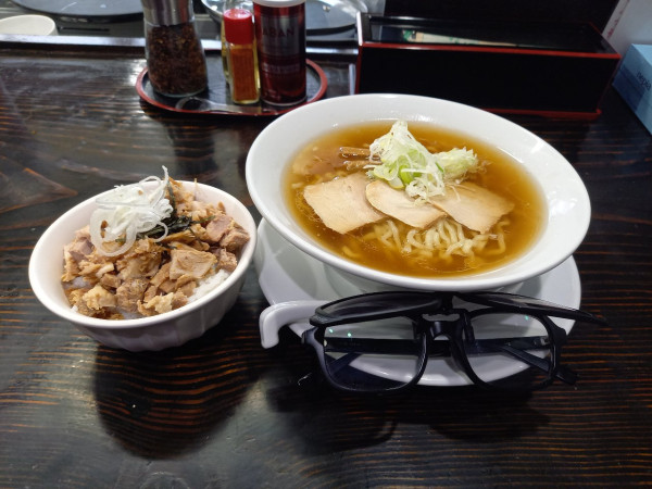 「醤油らぁ麵(中太ちぢれ麵)850円・ミニチャーシュー丼300円」@うえんで 山鹿店の写真