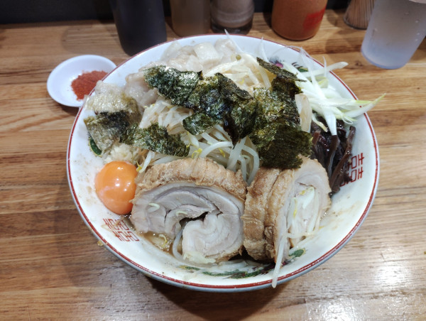 「まぜそば（並）250g 980円　豚１枚追加 150円」@デカ盛り戦隊 豚レンジャーの写真