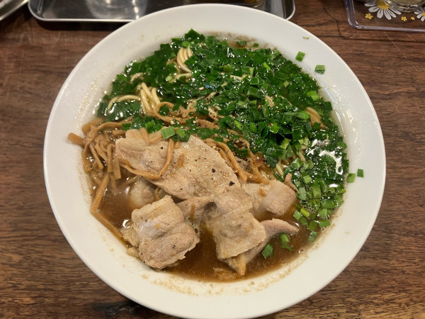 「豚にら中華そば(しらすごはん付き) 1000円」@しとらすの写真