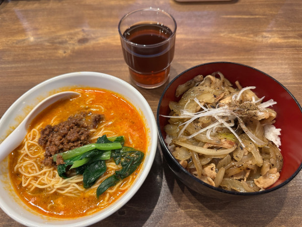 「日替り定食（豚バラ塩焼肉丼＋半坦々麺）1,100円」@陳麻家 高崎駅西口店の写真