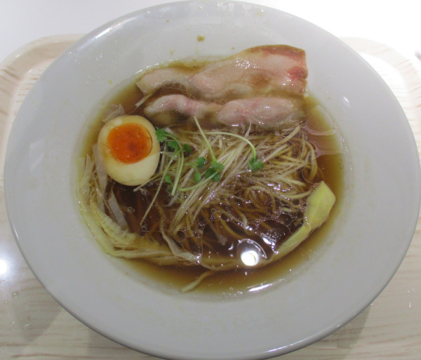 「あご出汁醤油ラーメン　1180円」@麺匠 虎白 新宿アイランドタワー店の写真