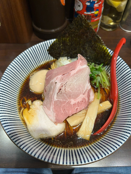 「特製黒醤油煮干しそば」@寿製麺 よしかわ 西台駅前店の写真