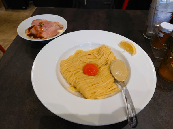 「牡蠣バターたまご麺」@むかん横浜の写真