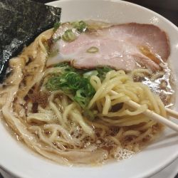 淡麗豚骨 醤油ラーメン(手もみ麺 無料大盛)(900)