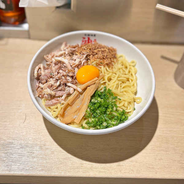 「油そば＋B（肉増し・フライドオニオン・卵黄）」@元祖油堂 東京ラーメン横丁店の写真