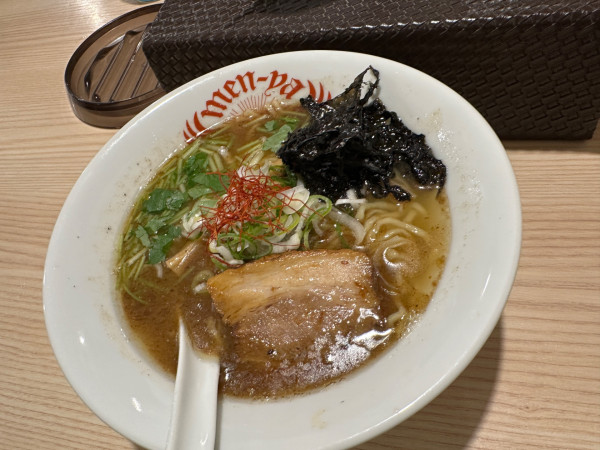 「醤油らーめん（並盛・150g）900円」@らーめん酒場 福籠 通町店の写真