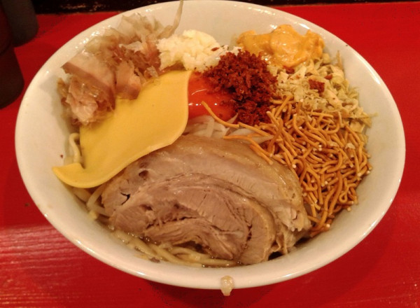 「ハイマウントまぜそば(1300円)」@ラーメン鷹の目 北千住店の写真