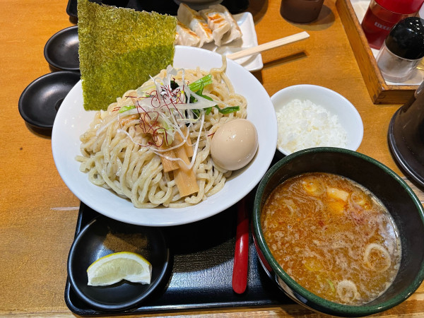 「2年2組味玉つけ麺+1辛+餃子」@らぅ麺 ガラ喰楽学校 大宮店の写真