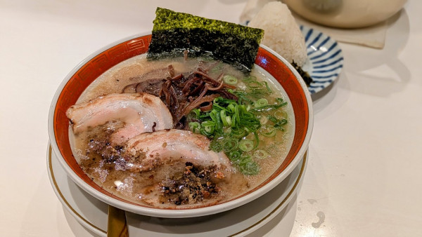 「濃厚豚骨玉名ラーメン+ランチおにぎり(950円+50円」@くまめんの写真