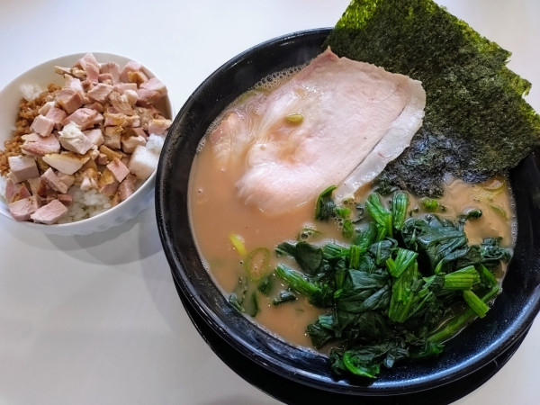 「ラーメン(並)￥900＋ほうれんそう￥150＋ライス￥150」@家系ラーメン ゆくる家の写真