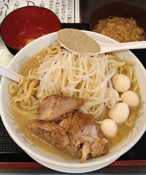 「ラーメン+うずら+魚粉+生卵」@ラーメンたかしの写真
