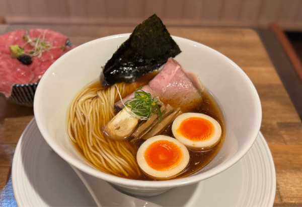 「津軽煮干し中華蕎麦（味玉入り）¥1000」@酒肴場 屯の写真