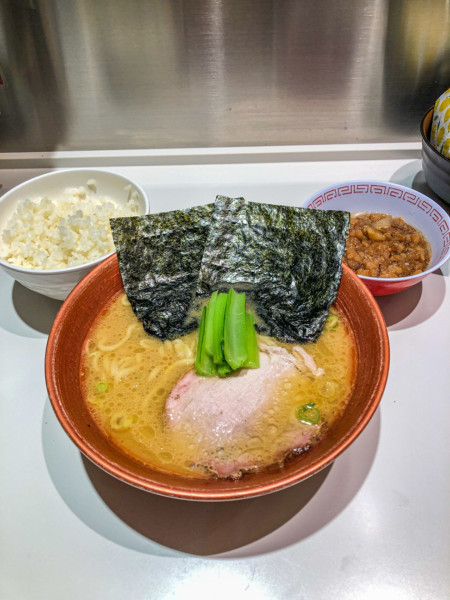 「ラーメン+ライス+味付き背脂」@家系ラーメン 革新家 TOKYOの写真