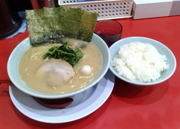 「豚骨醤油大盛(1050円)+ライス(150円)」@横浜家系ラーメン 清六家 石岡店の写真