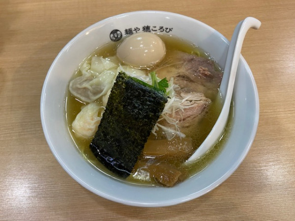 「ミックスワンタン中華そば（白だし）＋味玉」@麺や 穂ころびの写真