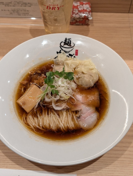 「醤油ラーメン＋トリュフ香る特製ワンタン（2枚）＋ハイボール」@麺 銀座おのでら 本店の写真