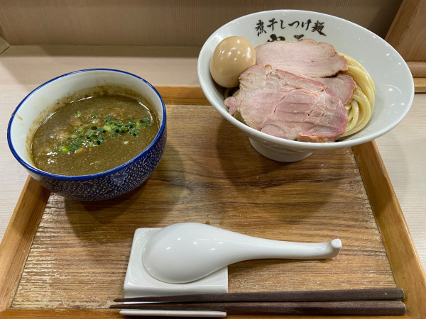 「燻製半熟味玉煮干しつけ麺＋大盛り」@煮干しつけ麺 宮元の写真