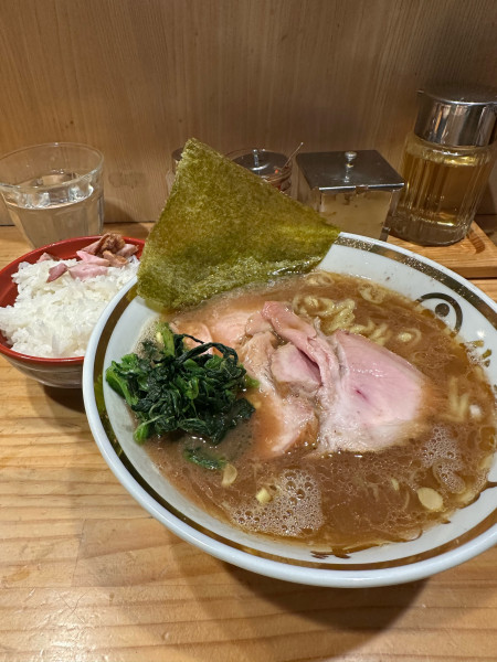 「ラーメン(かため普通普通)　小ライス」@秋葉原ラーメン わいずの写真