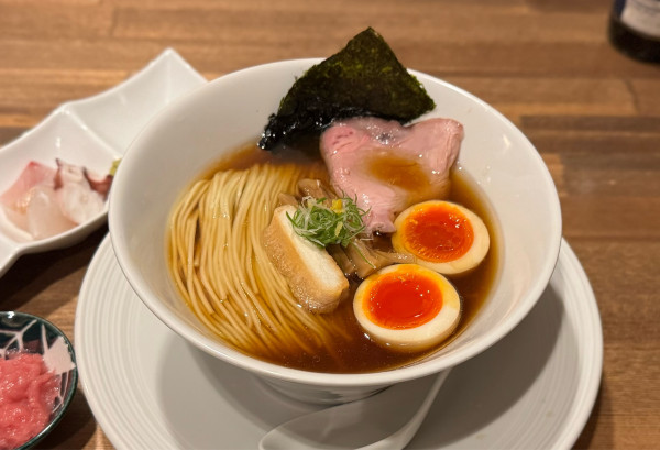 「津軽煮干し中華蕎麦（味玉入り）¥1000、海鮮丼¥500」@酒肴場 屯の写真