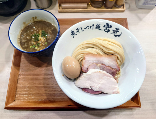 「極濃煮干しつけ麺(中盛り)+燻製半熟味玉」@煮干しつけ麺 宮元の写真