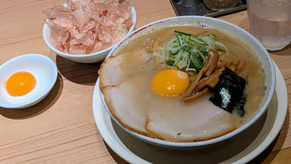 「特製濃厚とろりそば＋かつお節玉子かけごはん（1,250円＋350」@東京煮干し らーめん 玉 東京駅店の写真