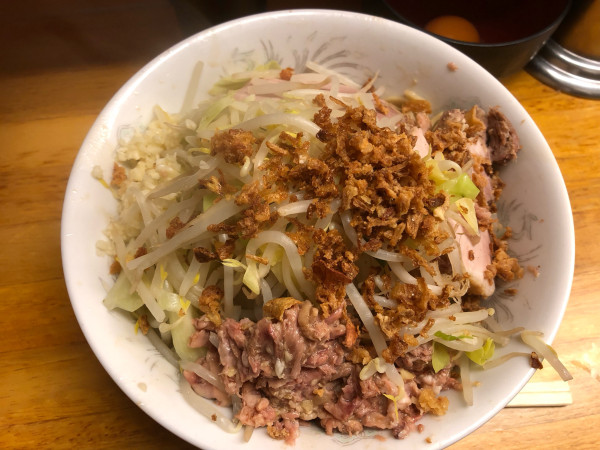 「汁なし生卵付き、ニンニク、ほぐし豚」@ラーメン二郎 立川店の写真