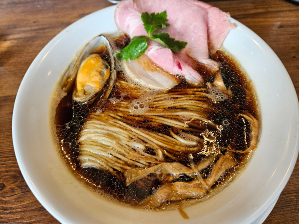 「貝だし中華そば黒」@麺屋58の写真