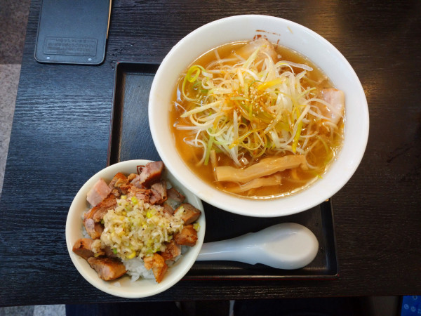 「ねぎラーメン(960円)+ミニねぎ塩炙り焼豚ご飯(230円)」@喜多方ラーメン 坂内 川崎東田店の写真