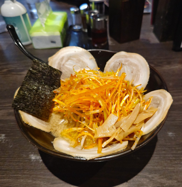 「醤油辛ネギチャーシュー+無料中盛（￥1,380）」@麺や むこうぶち 船堀店の写真