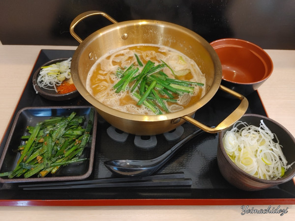 「もつ鍋らーめん（880円）、鬼ニラ（150円）、薬味ねぎ（無」@ゆで太郎 北本深井店の写真