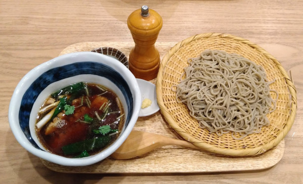 「鴨汁そば(十割変更)＋牛もつ煮込み」@手打そば 弥兵衛の写真