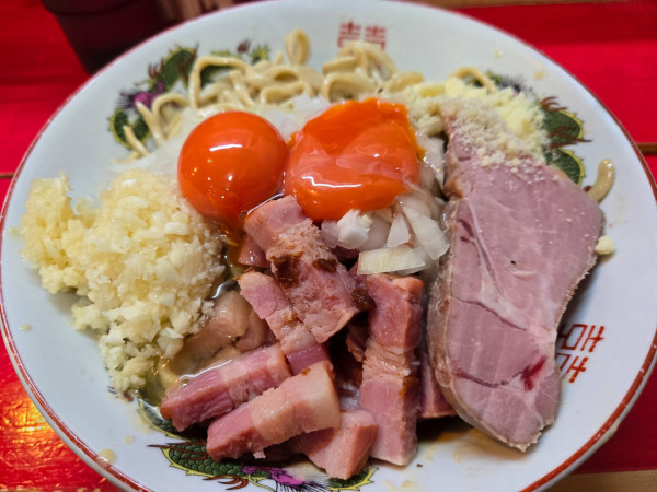 「限定カルボナーラ(ニンニク、粉チーズ)+レアチャーシュー」@鷹の目 大宮店の写真