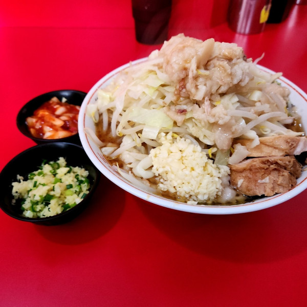 「ラーメン ヤサイ、ニンニク、アブラ ねぎ生姜 タマチ」@ラーメン二郎 札幌店の写真